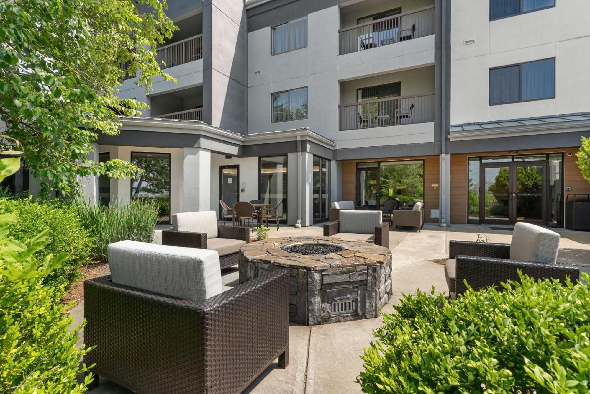 Hotel Courtyard Burlington Williston Exterior foto
